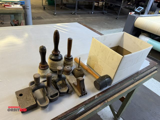 Lot 1-4907 - Large lot of assorted leather handworking tools