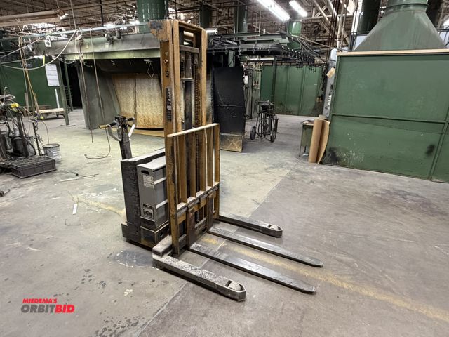 Lot 1-17249 - (1) Prime Mover, model SN20, 2000 lb. capacity, 12V walk-behind pallet jack, S/N 1499, 130" max. lif...