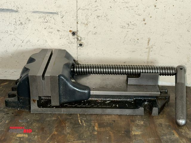 Lot 1-17695 - (1) 6" light duty machinists vise.