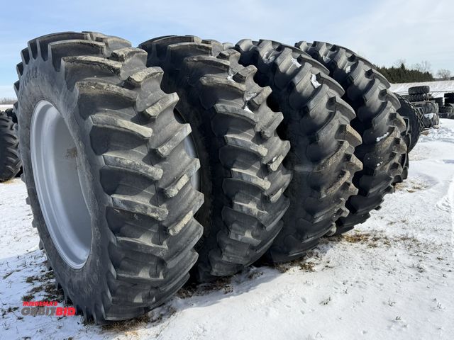 Lot 1-11614 - (1) set of Firestone 520/85R42 combine front duals, 10-bolt rim.