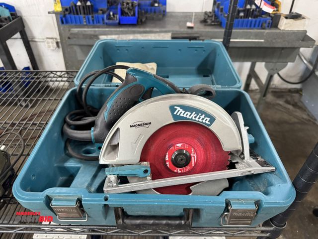 Lot 1-2386 - (1) Makita 7 1/4" circular saw, model 5007MG, with case.