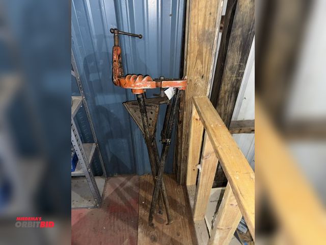 Lot 1-4507 - (1) Ridgid tristand pipe vise #40A.