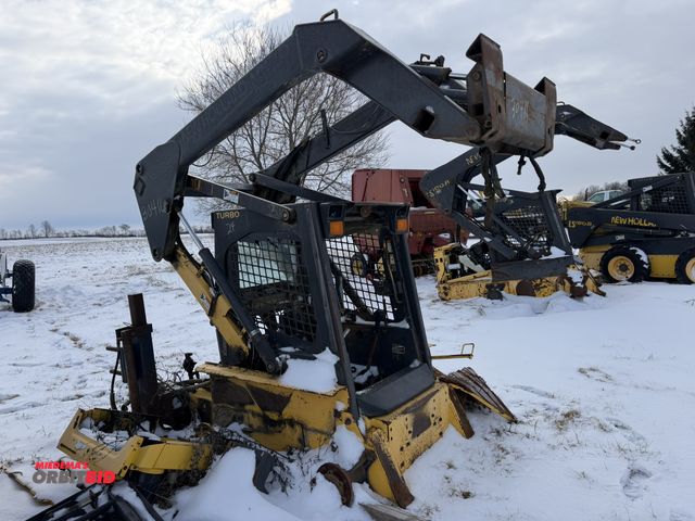 Lot 1-11518 - (1) New Holland LS170 skid steer frame, frame has hydraulic outriggers, unit is for parts only, winn...