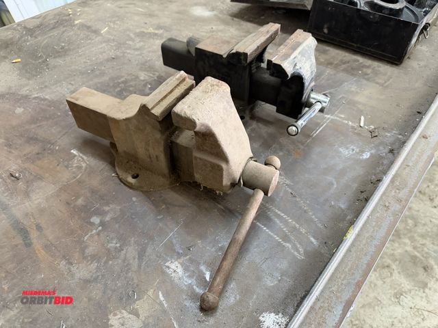 Lot 1-1441 - Lot of 2 bench vises, includes (1) Larin 5", in working condition, and (1) Columbian 3.5", in workin...