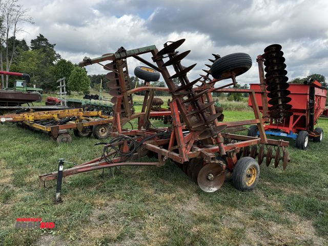 Lot 1-19710 - (1) Massey Ferguson 26' disc, model 820, partial S/N 18609010, with fold down wings, 22" disc blades...