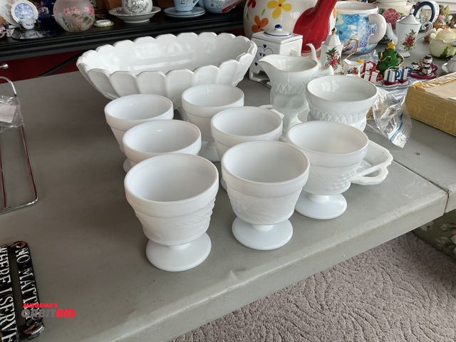Lot 1-19317 - (11) peace, decorative matching glassware set.
