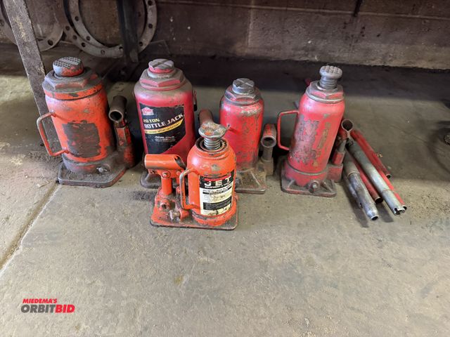 Lot 1-18532 - Lot of assorted hydraulic bottle jacks, includes (1) Jet, 15-ton, (2) unknown size bottle jacks, and...