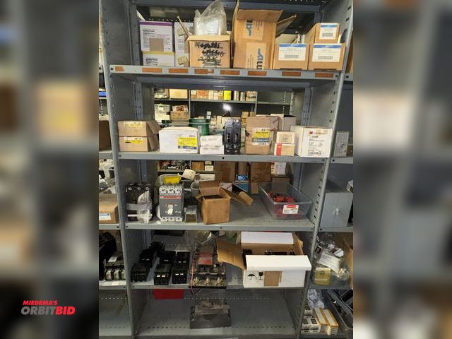 Lot 1-6419 - Large lot of assorted breakers, includes Square-D, 240V, single pole, 20 amp, Cutler Hammer ED3200, ...
