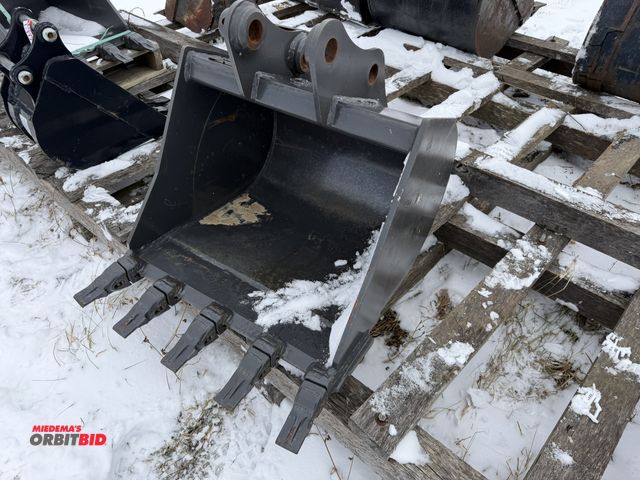 Lot 1-11705 - (1) new CNH Industrial 5-tooth excavator bucket, 23.5" wide, model CNH33.37, 4.25 cubic feet capacit...