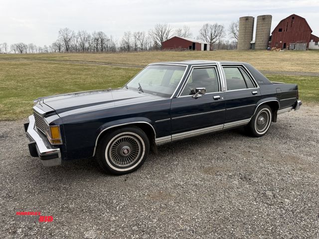 Lot 1-12112 - 1981 Ford Crown Victoria Sedan