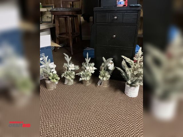 Lot 1-18387 - Winter decor decorative items