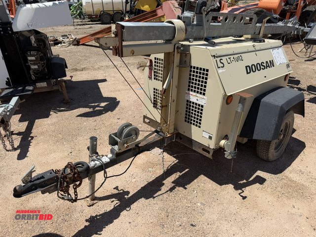 Lot 1-18221 - 2012 Doosan LSC Light Tower, 3 cylinder diesel engine, 4-light extendable tower, hand crank, mounted...