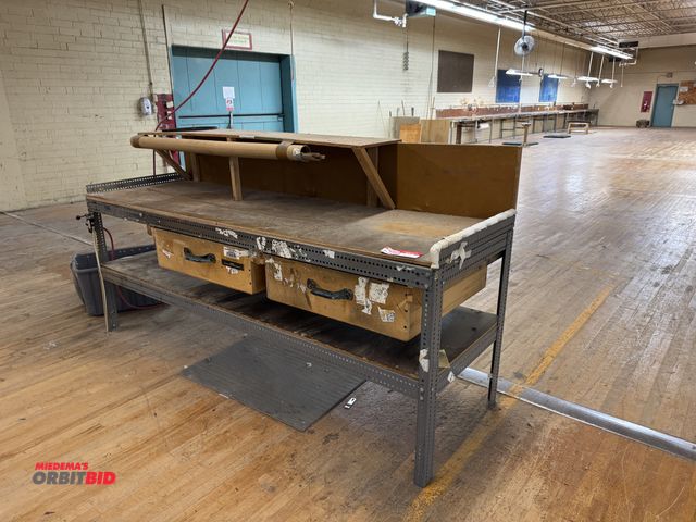 Lot 1-7258 - Lot Of  Hydraulic Lift Tables With Metal-Frame Workbenches