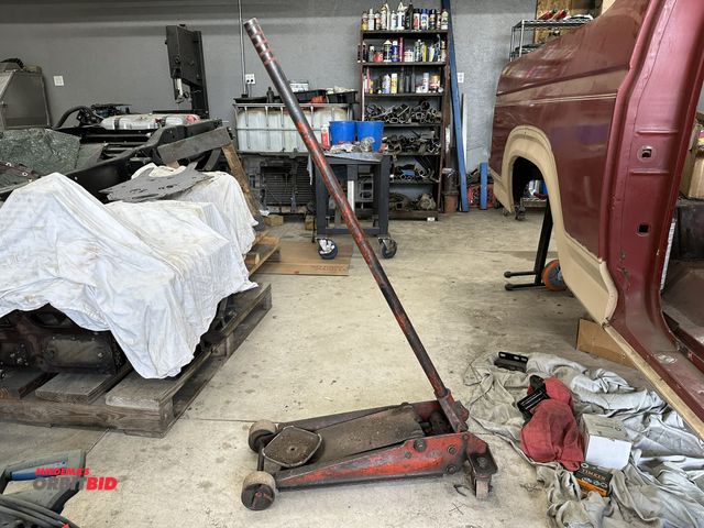 Lot 1-573 - (1) hydraulic floor jack, unknown capacity.