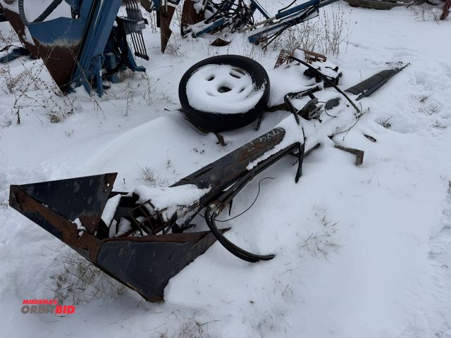 Lot 1-10442 - (1) 12' 6" fertilizer auger with hopper, hopper may need repair, hydraulic driven.