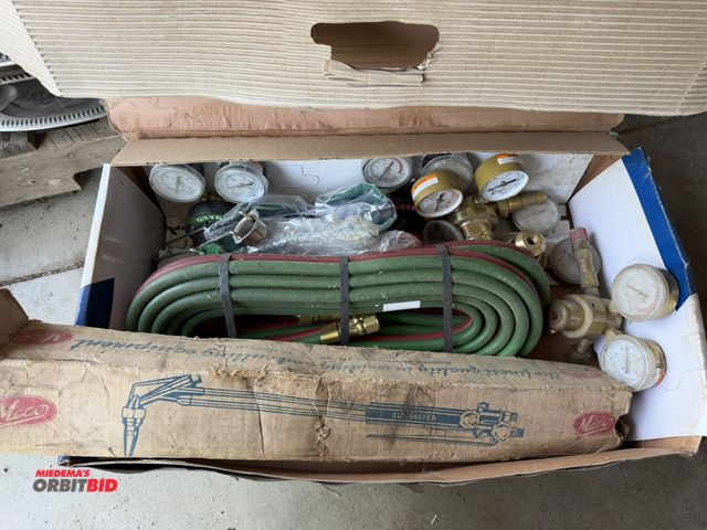 Lot 1-8377 - (1) Radnor heavy duty cutting and welding kit with oxygen/acetylene regulator/gauges, (1) pair of sa...