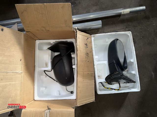 Lot 1-1257 - Set of new left and right heated power towing mirrors for 2007 through 2013 Chevrolet Silverado.