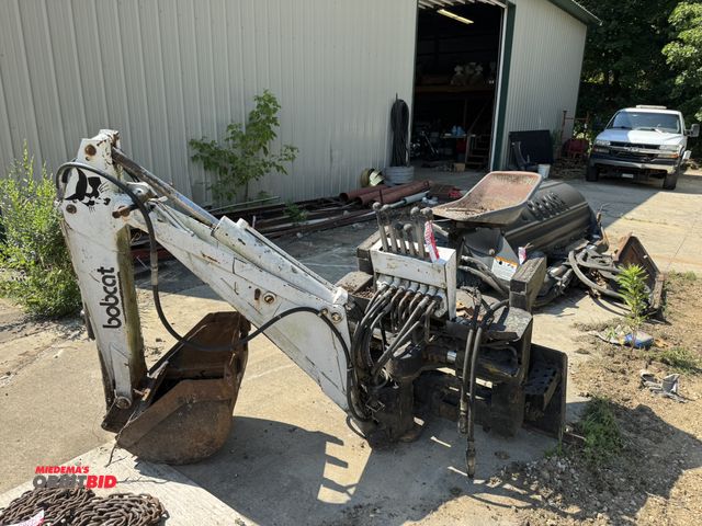Lot 1-14323 - (1) Davis Manufacturing, model M15D100, hydraulic quick attach back hoe attachment, 18" wide bucket,...
