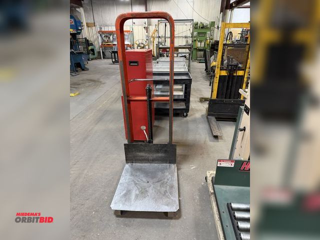 Lot 1-18818 - (1) manual hydraulic lift truck, 24" x 24" platform, foot control pump, in working condition.