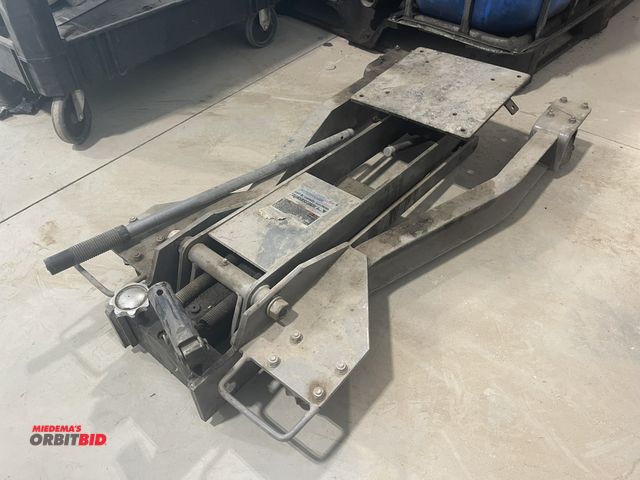 Lot 1-18776 - (1) Pittsburgh 2,000 lb. capacity low profile transmission jack, in working condition.