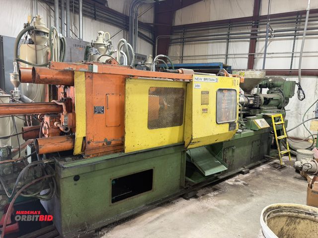 Lot 1-13372 - New Britain 300 horizontal plastic injection molding machine 300-ton, hydraulic toggle lock clamp, 1...