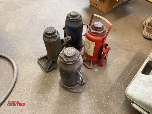 Lot 1-18546 - Lot including (3) 20-ton capacity hydraulic jacks, and (1) unknown capacity hydraulic jack, none inc...