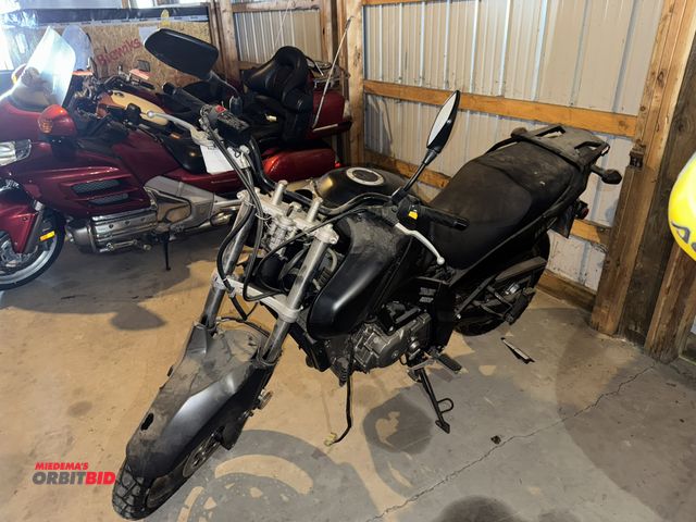 Lot 1-6498 - Suzuki DL650 (1) motorcycle, running condition unknown, damage front end and tank, front wheel is be...