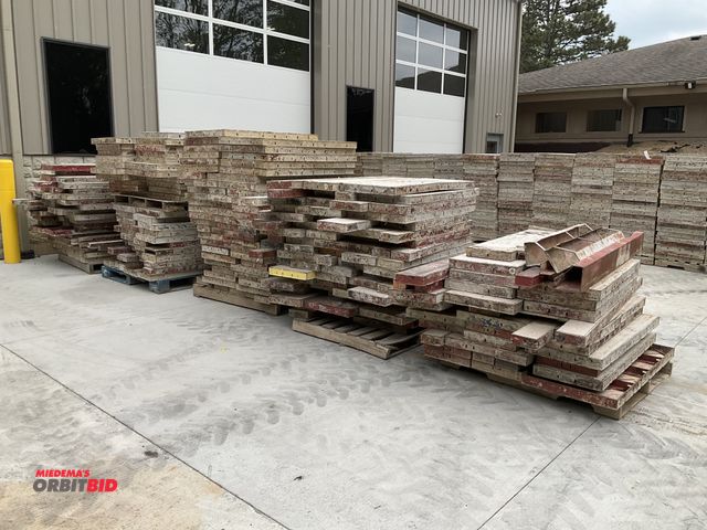 Lot 1-17860 - Five skids of assorted steel framed poured wall forms. Various sizes include 4‘ x 2‘, 4‘ x 6“, 5‘ x ...