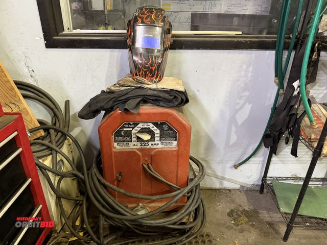 Lot 1-18530 - (1) Lincoln, model AC-225-S, 225 amp arc welder (230V, single phase input), includes helmet, gloves,...
