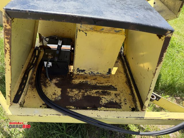 Lot 1-102591 - (1) Gillison hydraulic self propelled one man lift, includes saw and pruning gun, Briggs &amp; Strat...