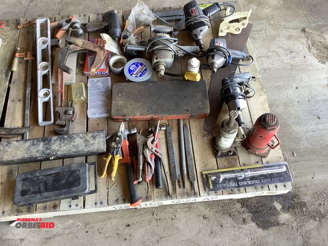 Lot 1-19054 - Lot of assorted hand tools which include hydraulic jacks, electric drills, hammers, hitch pins and m...