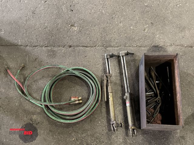 Lot 1-1128 - Lot including (2) oxygen/acetylene torches with approx. 20' of hose, and assorted nozzles.