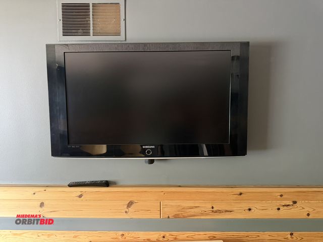 Lot 1-13195 - (1) 40" Samsung flat screen HDMI TV, wall mounted, includes controller, winning bidder responsible f...