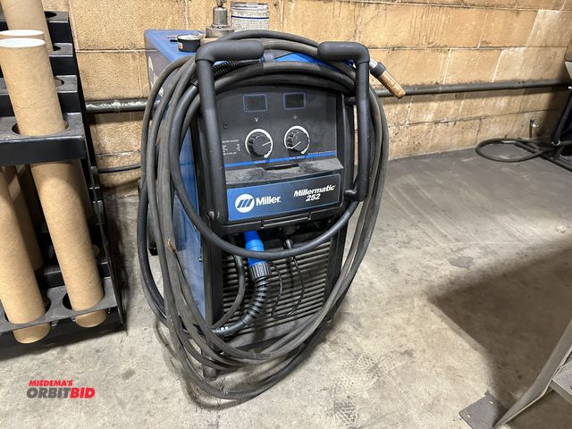Lot 1-17971 - (1) 2017 Miller Millermatic 252 MIG welder, 250 amp, variable output, digital display, internal wire...