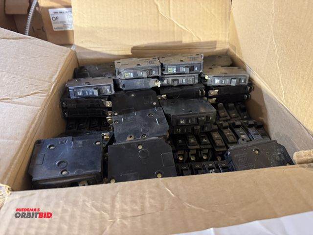 Lot 1-4477 - Large lot of Square-D QO bolt on style breakers, 15 and 20 amp.