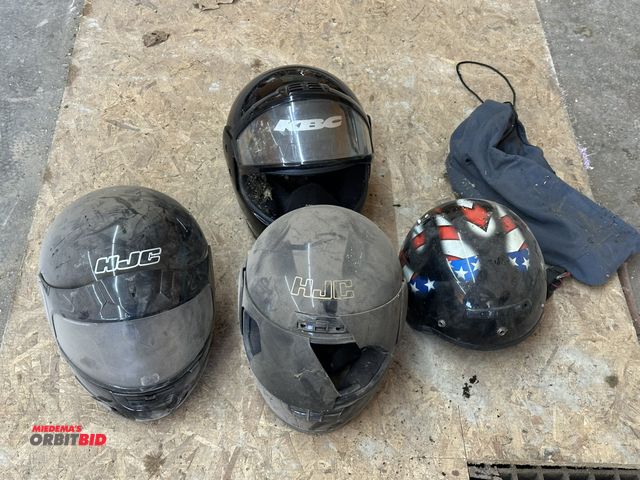 Lot 1-14170 - Lot of (4) various motorcycle helmets (1 has broken visor).