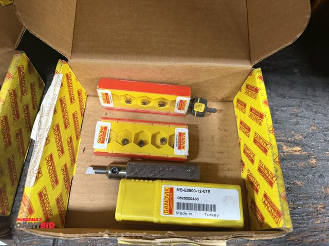 Lot 1-6374 - (1) MB-E0500-12-07R Grooving .433 mini bore with inserts.