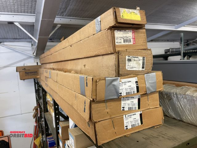 Lot 1-6193 - Lot of 6 assorted fluorescent lights, includes Bay Bright Lighting TIS232-UNV, (2) Lithonia 277, and...