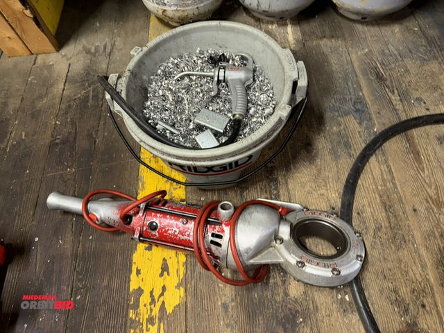 Lot 1-4534 - (1) Ridgid 700 handheld power drive, and 115V, Ridgid oiler bucket with gun.