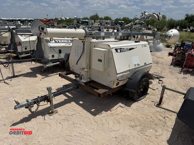 Lot 1-9498 - (1) 2011 Terex AL500 light tower, 4-cylinder diesel engine, 4 light extendable tower, hand crank, mo...