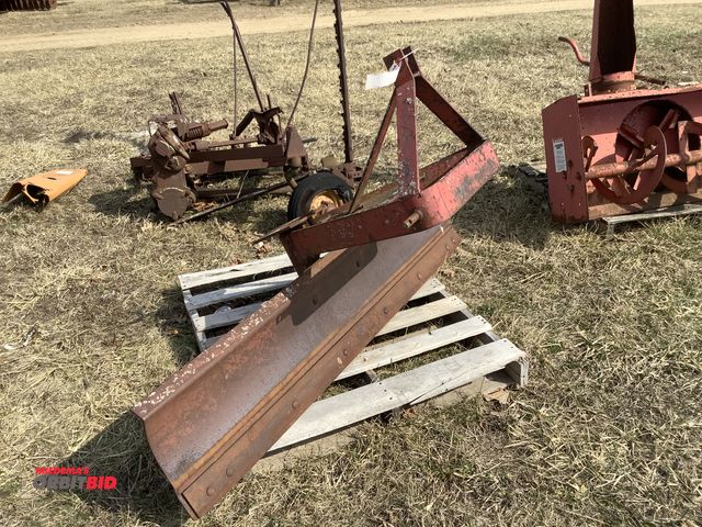 Lot 1-11452 - (1) 72" back blade, 3 point hitch mount, manual adjustable angle, bolt-on cutting edge.