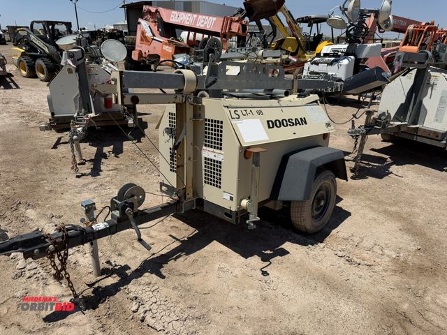 Lot 1-18223 - Doosan LSC Light Tower, 3 cylinder diesel engine, 4-light extendable tower, hand crank, mounted on s...