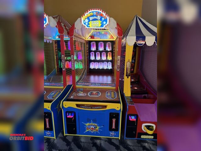 Lot 1-11246 - (1) Ice Down the Clown arcade style game, model BL1000X, S/N BL20237, electronic payment, includes k...
