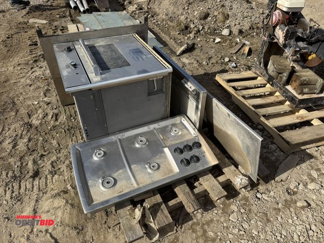 Lot 1-16050 - (1) Thermador convection thermal electric oven, (1) Thermador 5 burner countertop gas range, include...