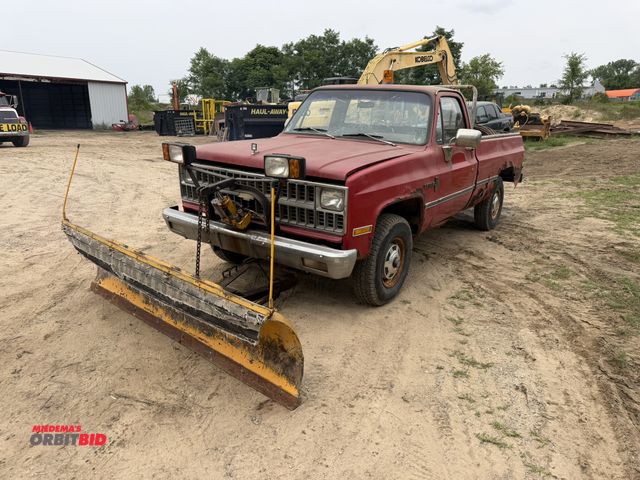 Lot 1-18355 - 1982 Chevrolet K 20 Custom Deluxe Regular Cab Plow Truck automatic transmission, standard cab, 8' be...