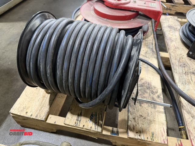 Lot 1-5542 - (1) model CU 6100 LN, 3/8" air hose reel with steel mount and hose.