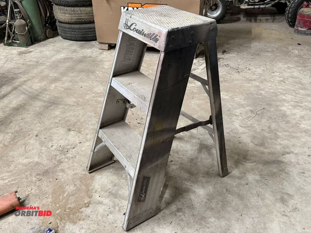 Lot 1-1472 - (1) Louisville, model AY8003, 300 lb. capacity, 3' fiberglass and aluminum step ladder.