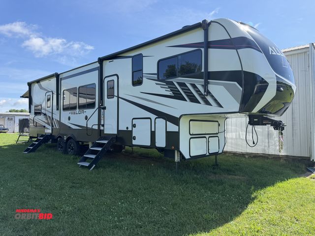 Lot 1-8150 - (1) 2022 Alliance Valor 5th wheel camper/toy hauler, model 36V11, 39' long with 11' garage, 16,950 l...