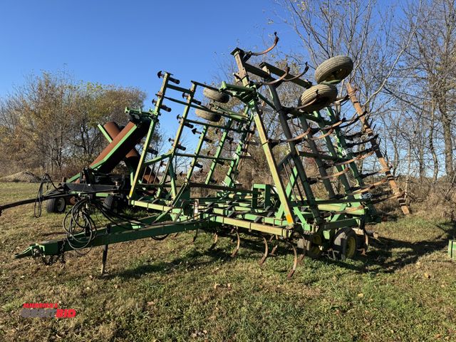 Lot 1-18111 - (1) John Deere 980 36' wide field cultivator with Buster Bar land leveler, 7" John Deere knock ons, ...