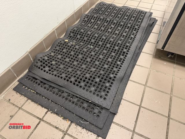 Lot 1-11143 - (4) 64-1/2" x 33" ergonomic  rubber mats.